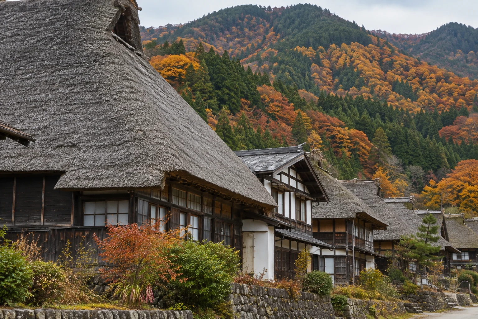 秋日山林環抱的日本傳統茅草聚落